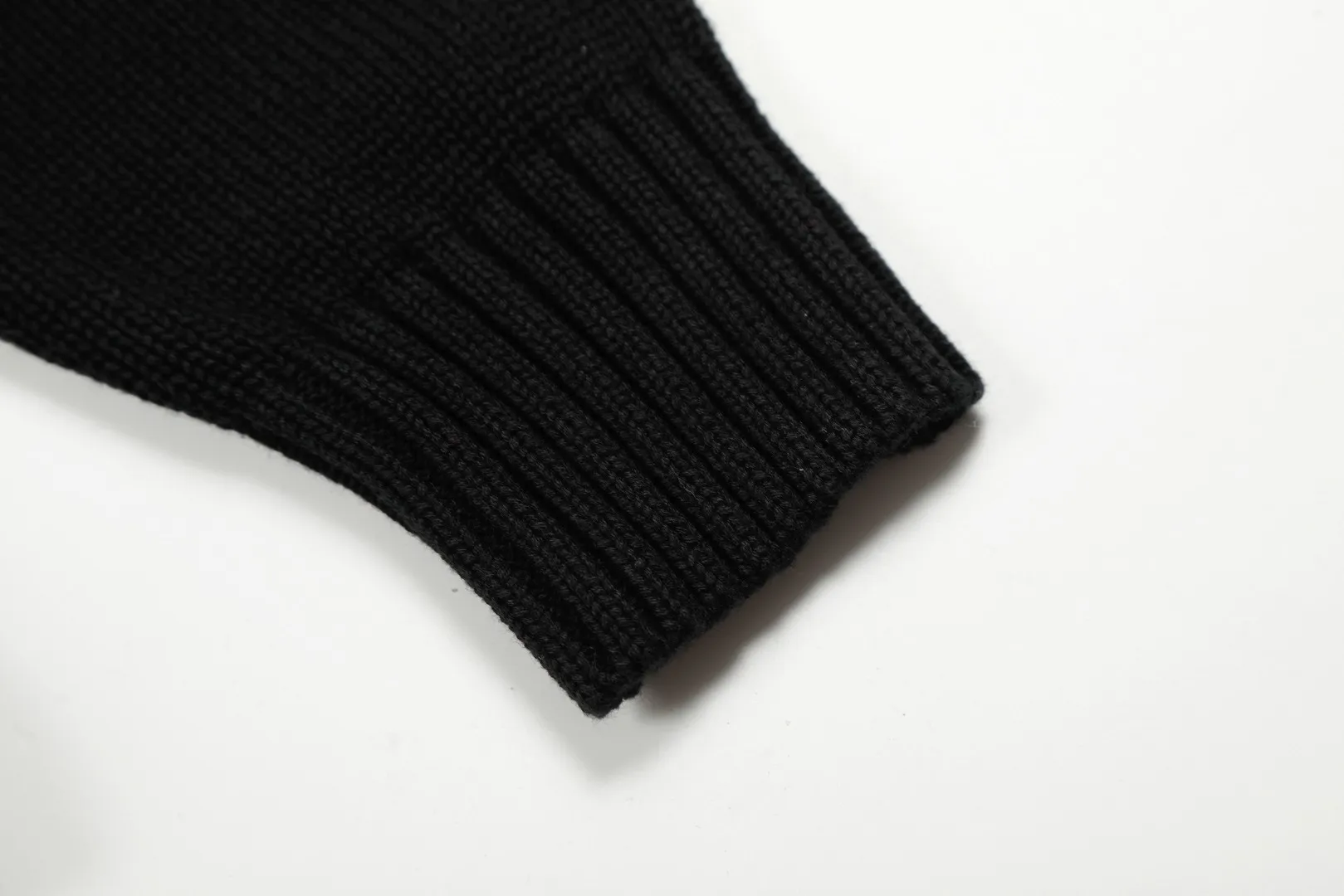 P470 top quality" Style number: DS883# (not off the shelves all year round) [Ralph Lauren Heavy Industry Bear Golf Series Autumn and Winter Couples Knitted Round Neck Sweater] ✅Ralph Lauren Ralph Lauren Classic Basic Bear Heavy Craftsman Knitted Sweater for Men and Women Couples ✅Main Supply Platform Live Broadcast Wholesale Entity Replenishment if out of stock will not be removed from shelves ✅ZP quality 1:1 version Scan the code to enter the GF website Counter quality ✅Detailed quality The only one in Guangzhou Imported quality cotton yarn Focus on high-end, cost-effective, and good quality. Needless to say, the version is restored to the original version. The maximum size can be worn up to 190 pounds. Loose, comfortable and stress-free. ✅The upper body is simple and easy to match. A must-have for men. Good-looking clothes are never picky. A must-have in couples' wardrobes. Size: S-XL. Color: Black.